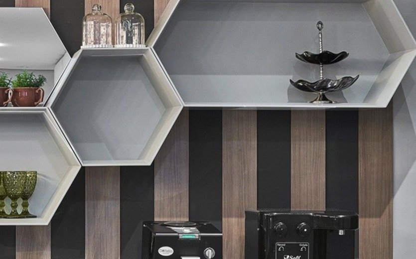 6. Os nichos na cozinha estilo colmeia trazem sofisticação ao local.