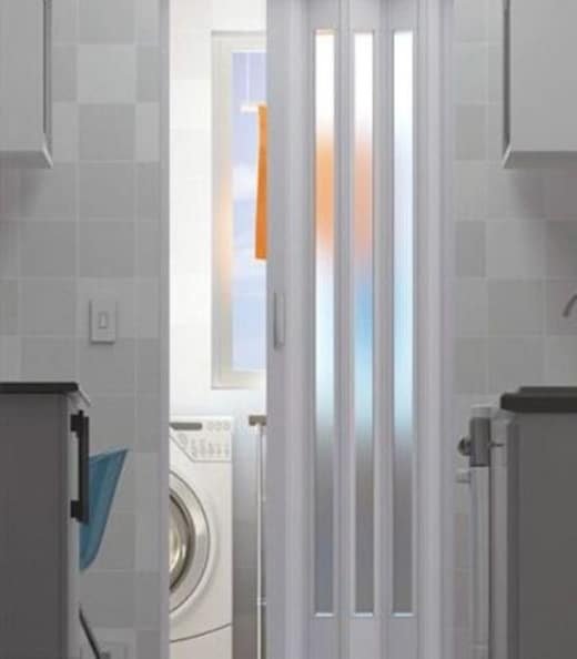 Diferente das portas convencionais que precisam de espaço para serem abertas, a porta de correr é mais compacta.