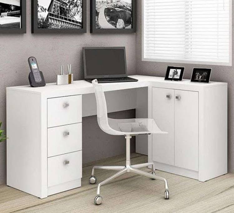 Mesa de escritório em formato L, aproveitando ao máximo o espaço disponível no quarto.