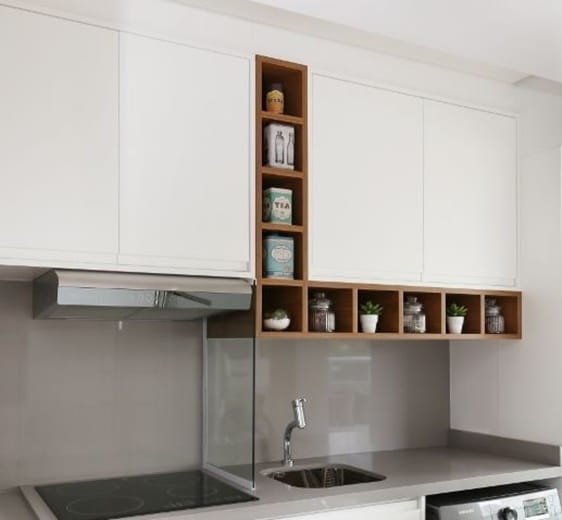 7. Os nichos da cozinha podem ser o destaque do local, com um tom que destoa daquele que predomina no ambiente. Esses são menores, destinados à decoração.