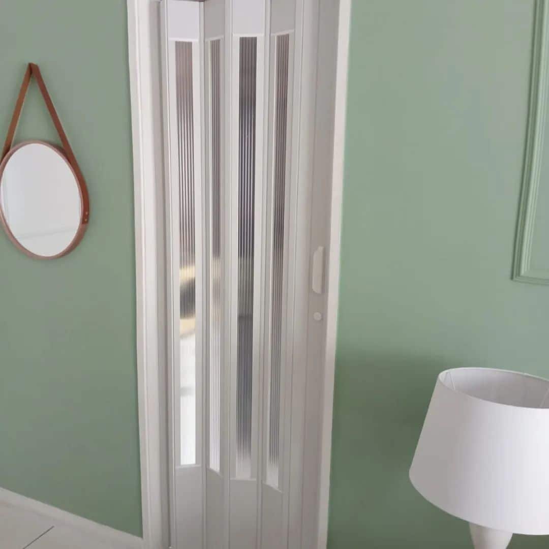 Mesmo em locais costeiros onde há maresia, a porta de PVC consegue se manter intacta por anos.