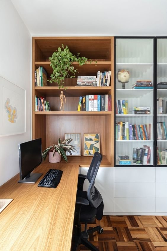 Inclusive, a organização dos livros pode ficar visível ao menos em parte, já que colabora com a decoração e tem tudo a ver com o ambiente de trabalho, muitas vezes sendo utilizados para dar suporte a ele.