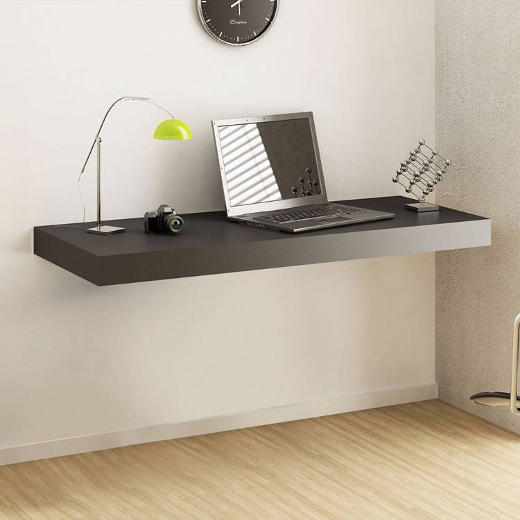 Mesa suspensa preta, moderna e estilosa, conferindo um visual audacioso ao quarto.
