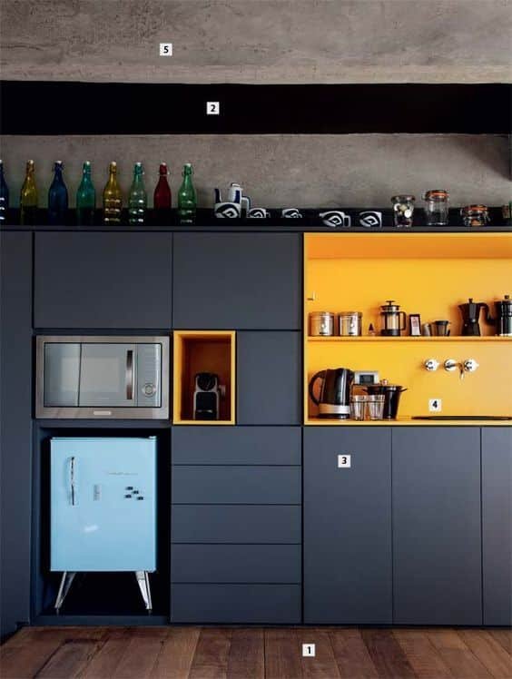 10. Uma cozinha com nichos em uma cor mais forte ganha mais vida e alegria! A cor escolhida neste modelo foi a amarela, que também está presente em outros detalhes.