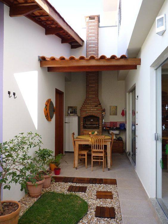 Uma boa área de lazer pode ser simples e bem decorada com churrasqueira, um belo jardim e até mesmo piscina ou fogão à lenha!