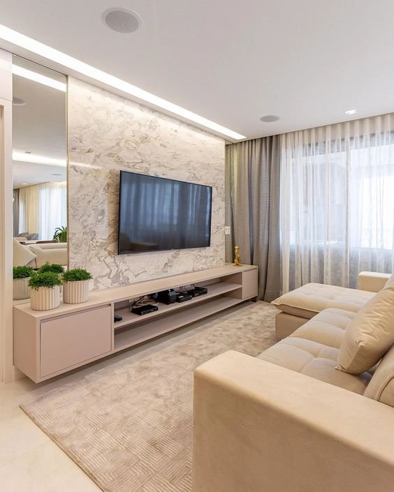 1. A sala de TV acaba sendo um dos principais cômodos da casa tanto para quem mora nela quanto para as visitas. Então, pensar em um espaço que conte com a devida harmonia nesse sentido, acaba sendo uma grande tarefa.