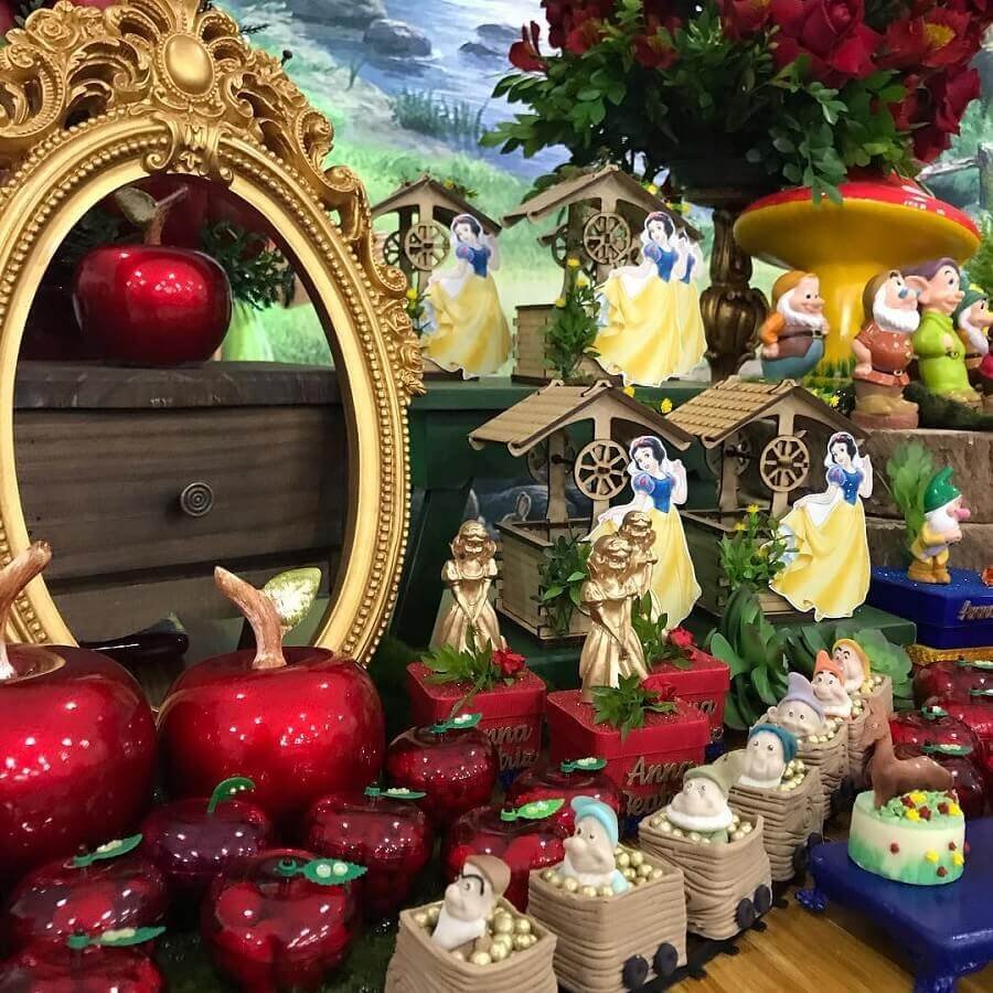 Festa Branca de Neve: +74 Fotos e Dicas de Decoração para sua Festa 4 Espelhos e maçãs são elementos que não podem ficar de fora da decoração da sua festa infantil Branca de Neve – Foto: Karine Leite