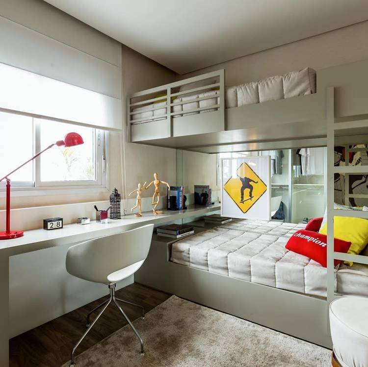 Esta mesa de estudo é ideal para quartos pequenos, oferecendo funcionalidade sem ocupar muito espaço.