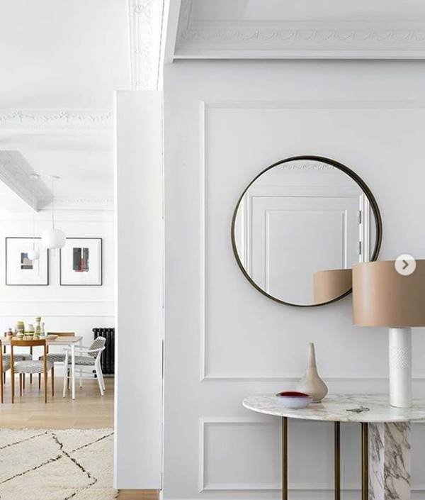 O gesso na parede da sala deixa o cômodo ainda mais elegante, sendo uma boa opção para quem quer transmitir sofisticação.
