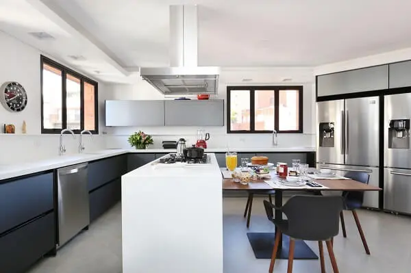 5 Dicas para Planejar e Decorar uma Cozinha em L 4 Cozinha em l com armários cinza e bancada branca. Projeto de Start Arquitetura