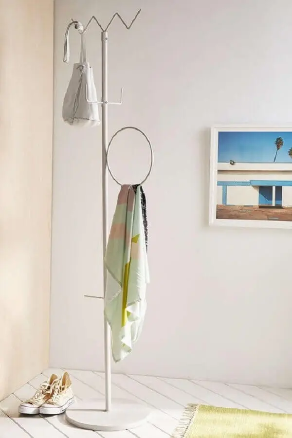 7 Modelos de Cabideiros Inspiradores para Decorar Seu Lar 5 Cabideiro de chão com design moderno