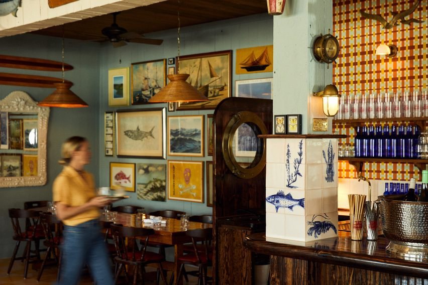 Sullivan's Fish Camp: um mergulho no passado e uma celebração do presente 5 Both vintage and contemporary artworks cover the walls