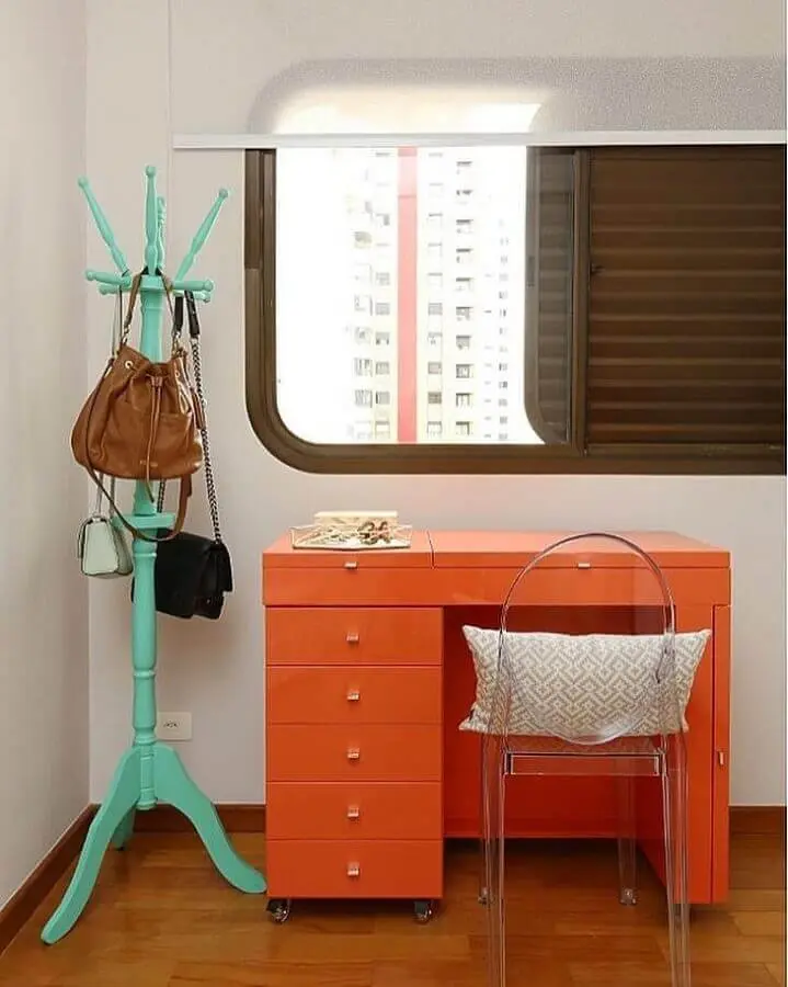7 Modelos de Cabideiros Inspiradores para Decorar Seu Lar 7 Cabideiro de chão verde água com design clássico