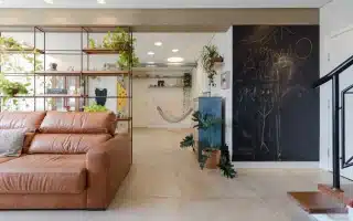 Verde na Decoração: 5 Inspirações para Usar Cor com Estilo 7 Projeto de Dobra Arquitetura, fotos por Dentro Fotografia Mostrando como delimitar espaço em uma sala de estar integrada