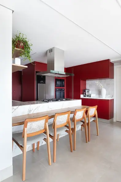 Eletrodomésticos de inox dão um toque de modernidade para cozinhas americanas – Projeto: Bianchi & Lima Arquitetura E Interiores | Foto: Monica Assan