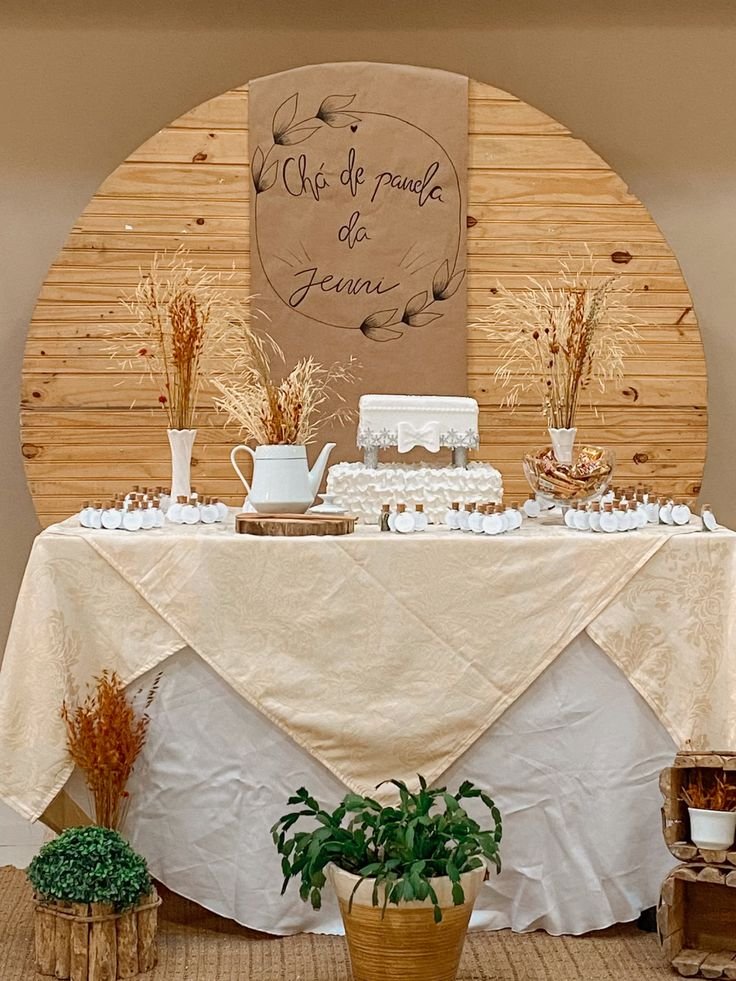 7 Ideias para um Chá de Panela Rústico com Estilo 2 Mesa decorada com painel de madeira atrás.