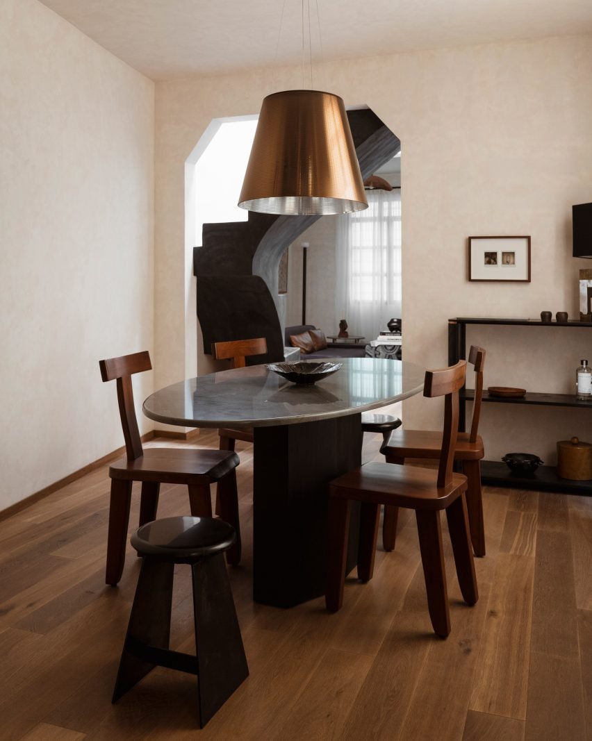 Ostentação dos Móveis de Jantar em Madeira Escura 4 Sala de jantar com móveis de madeira escura.