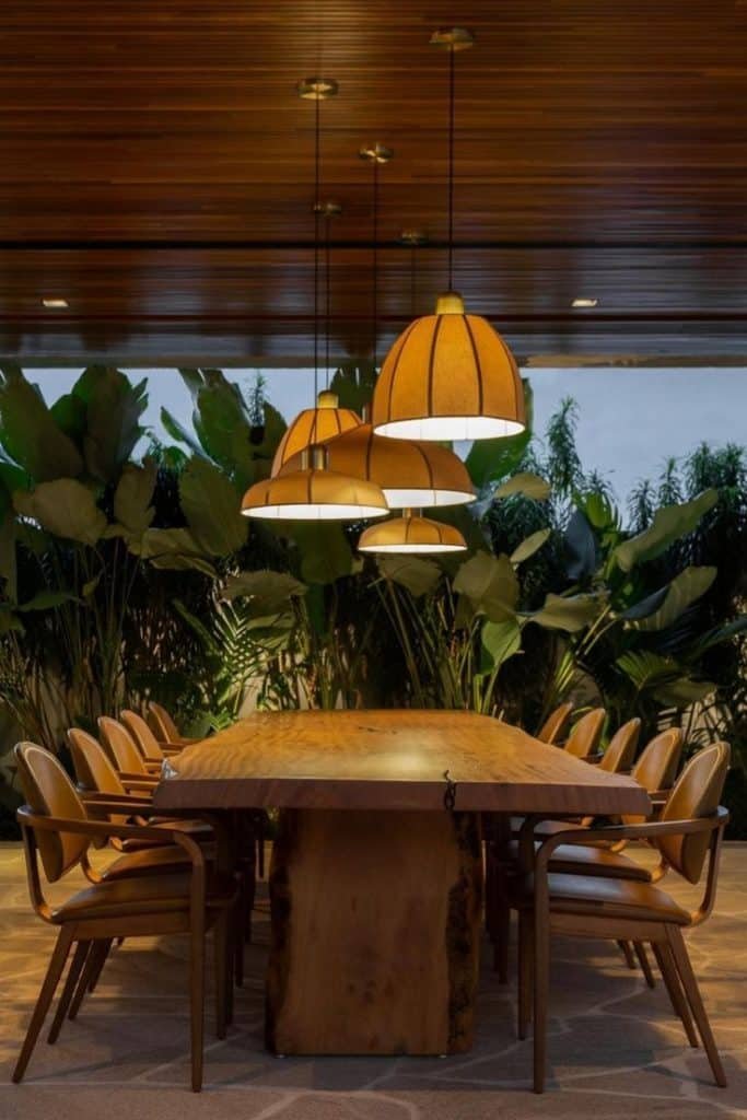 5 Passos para Incluir Pendentes na Decoração do Lar 5 Mesa de jantar com vários pendentes