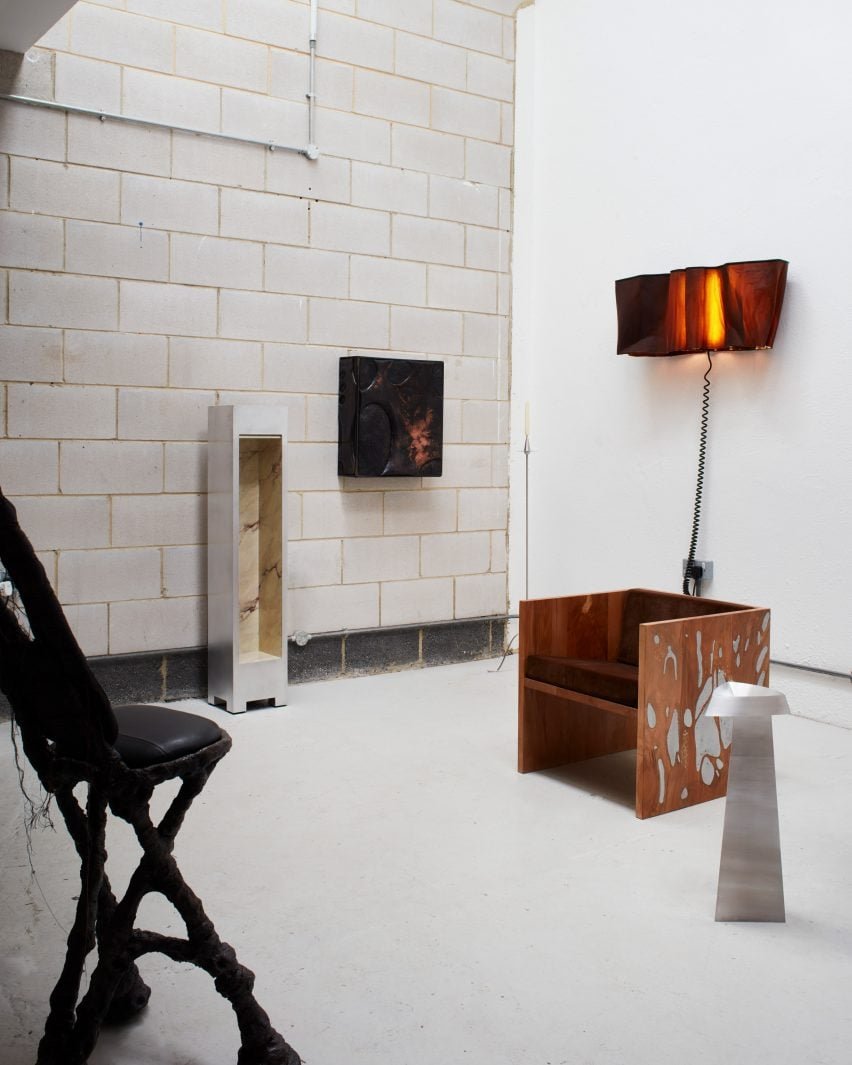 Max Radford Gallery: Novo Showroom em Londres Destaca Designers Emergentes 5 Exposição de móveis colecionáveis em destaque na galeria.
