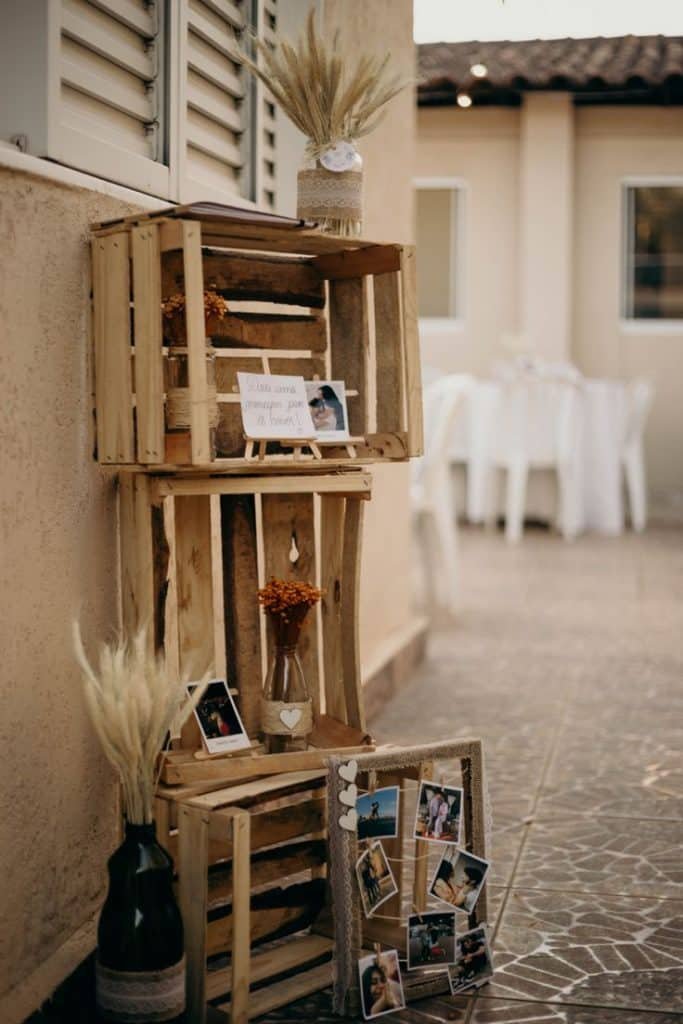 7 Ideias para um Chá de Panela Rústico com Estilo 6 Caixotes de madeira na decoração com mesa de madeira.