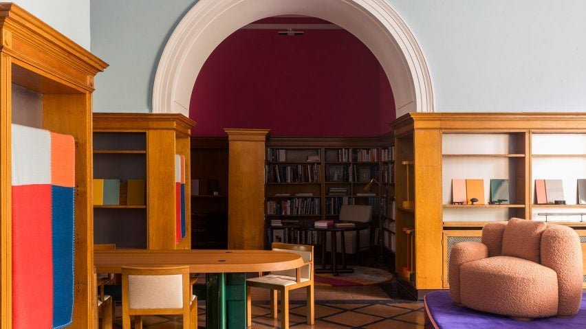 Transformação de uma antiga livraria em escritório e showroom em Berlim 1 Escritório Gisbert Pöppler em Berlin, com vista para a entrada do prédio.