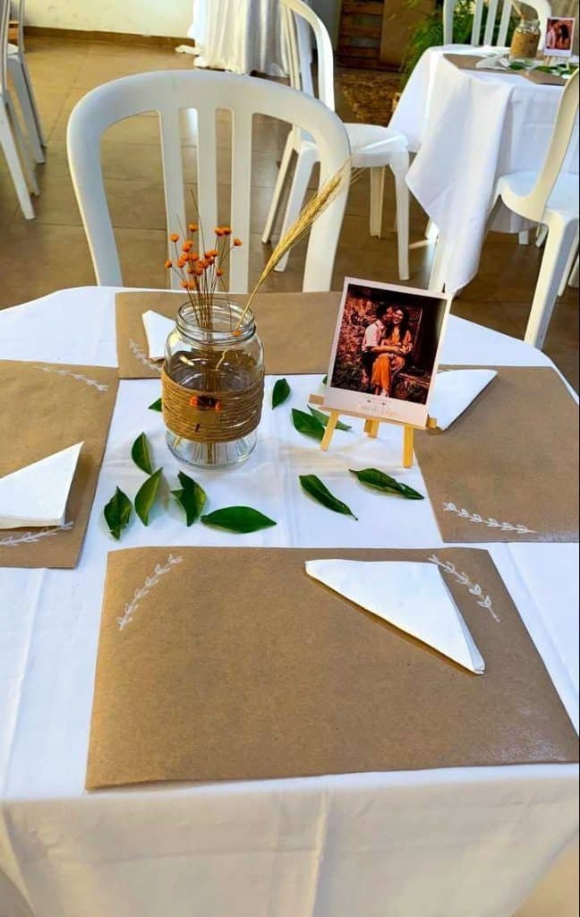 7 Ideias para um Chá de Panela Rústico com Estilo 7 Mesa para os convidados decorada com caixotes.
