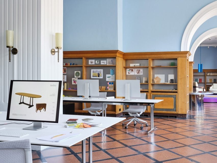 Transformação de uma antiga livraria em escritório e showroom em Berlim 2 Esta imagem mostra a área de trabalho da equipe do escritório, próxima à entrada do edifício.