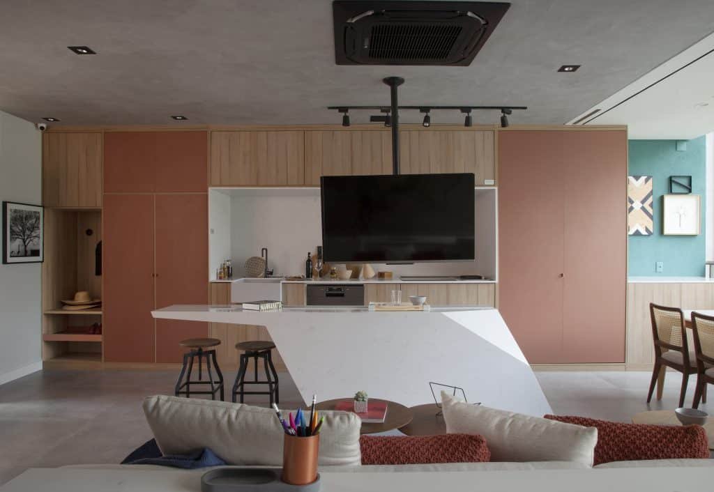 7 Diferenças Entre MDF e MDP para Escolher o Melhor 1 Esse projeto esconde a geladeira e área de serviço nessa sala e cozinha integradas