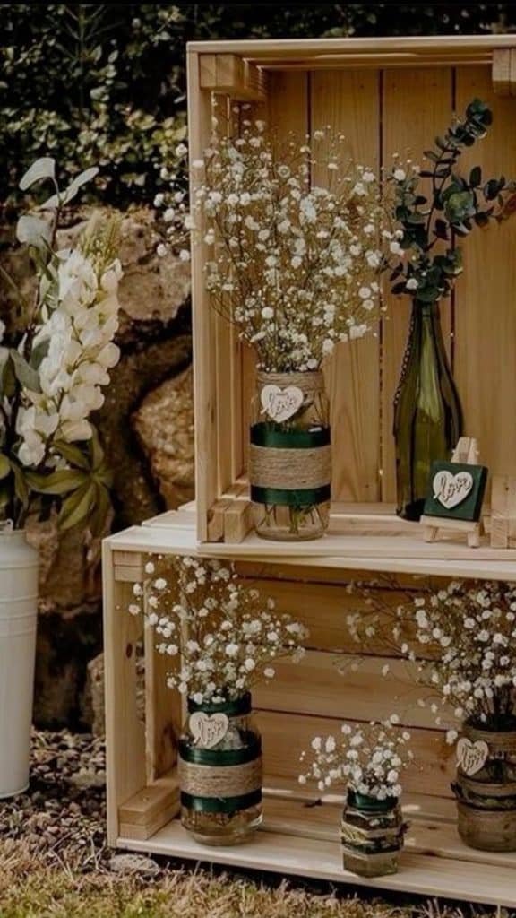 7 Ideias para um Chá de Panela Rústico com Estilo 8 Caixotes com vasos e flores brancas.