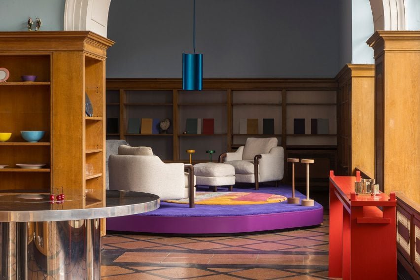 Transformação de uma antiga livraria em escritório e showroom em Berlim 3 Arcos da entrada do escritório com vista para a área de showroom nos fundos.