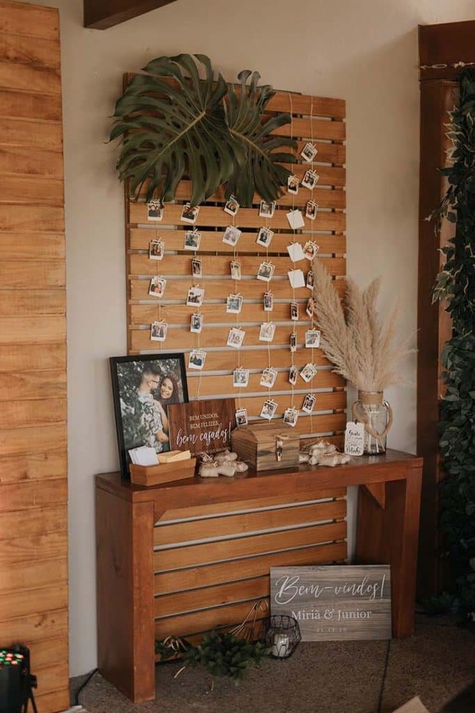 7 Ideias para um Chá de Panela Rústico com Estilo 9 Painel de madeira com fotografias penduradas dos noivos.