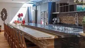 Inspire-se com opções de bancadas de madeira para sua cozinha