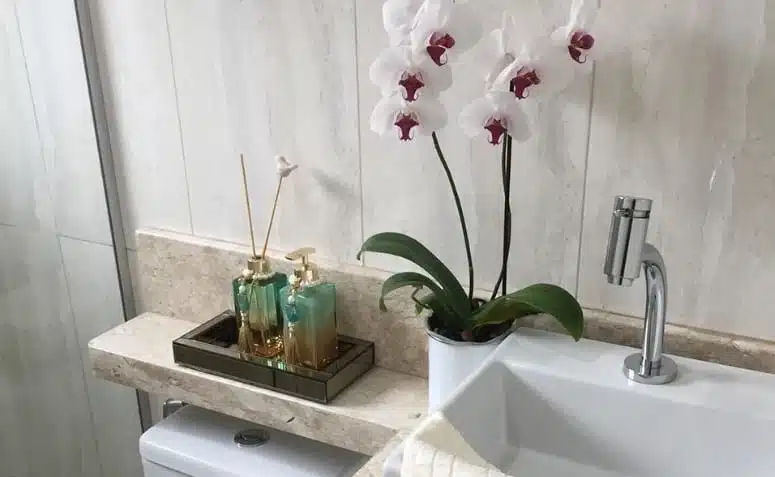 Modelos de bandejas para banheiro que organizam e decoram