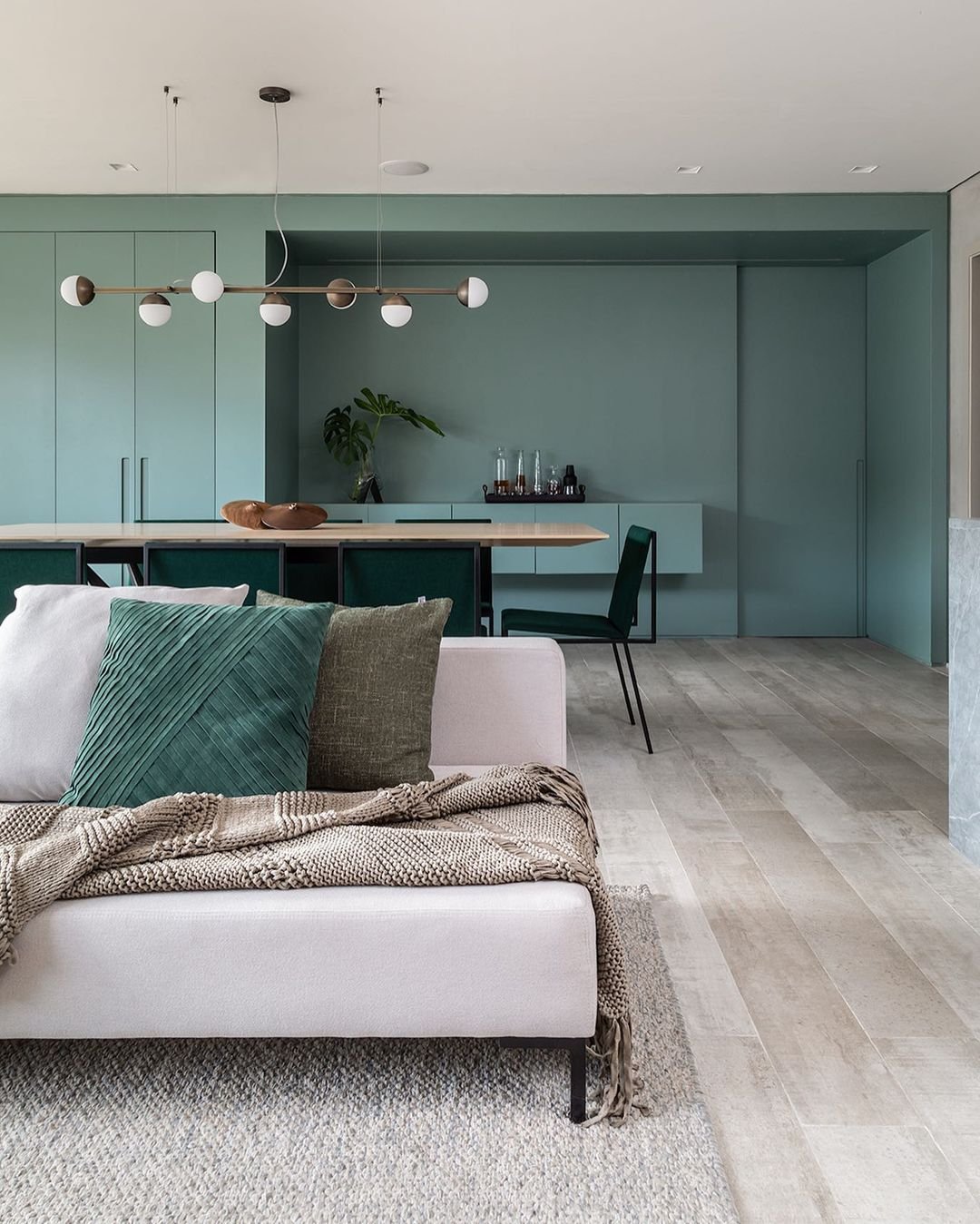 Ideias Criativas Para Usar Mantas na Decoração de Sofás