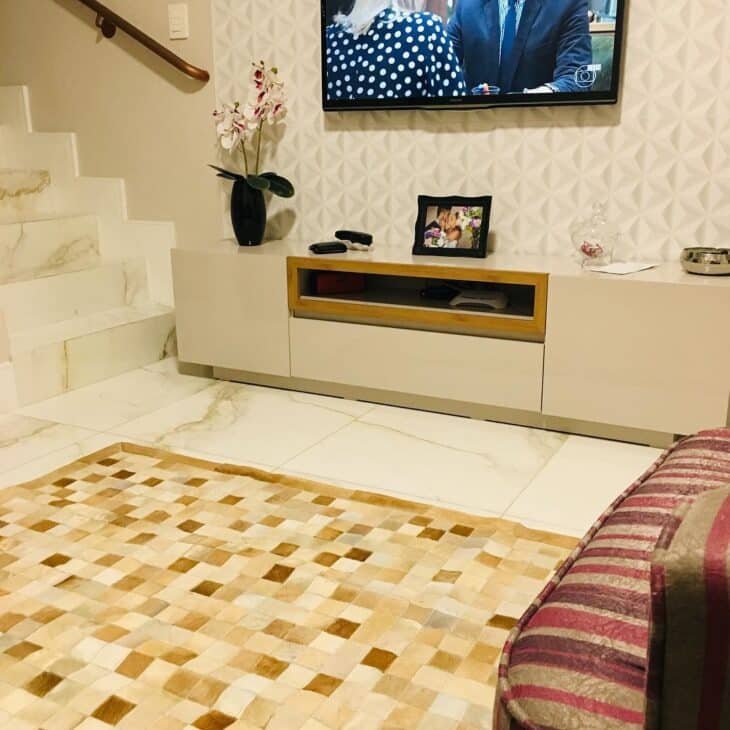 Ideias Criativas para Incorporar Tapetes de Couro na Decoração