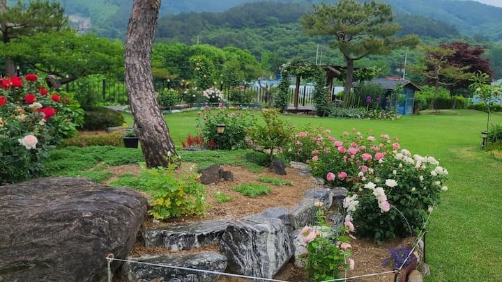 Casas de Campo com Jardim de Flores: 10 Ambientes Encantadores 7 Casas de Campo com Jardim de Flores: 10 Ambientes Encantadores