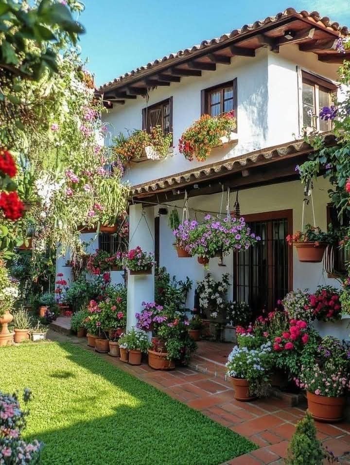 Casas de Campo com Jardim de Flores: 10 Ambientes Encantadores 10 Casas de Campo com Jardim de Flores: 10 Ambientes Encantadores