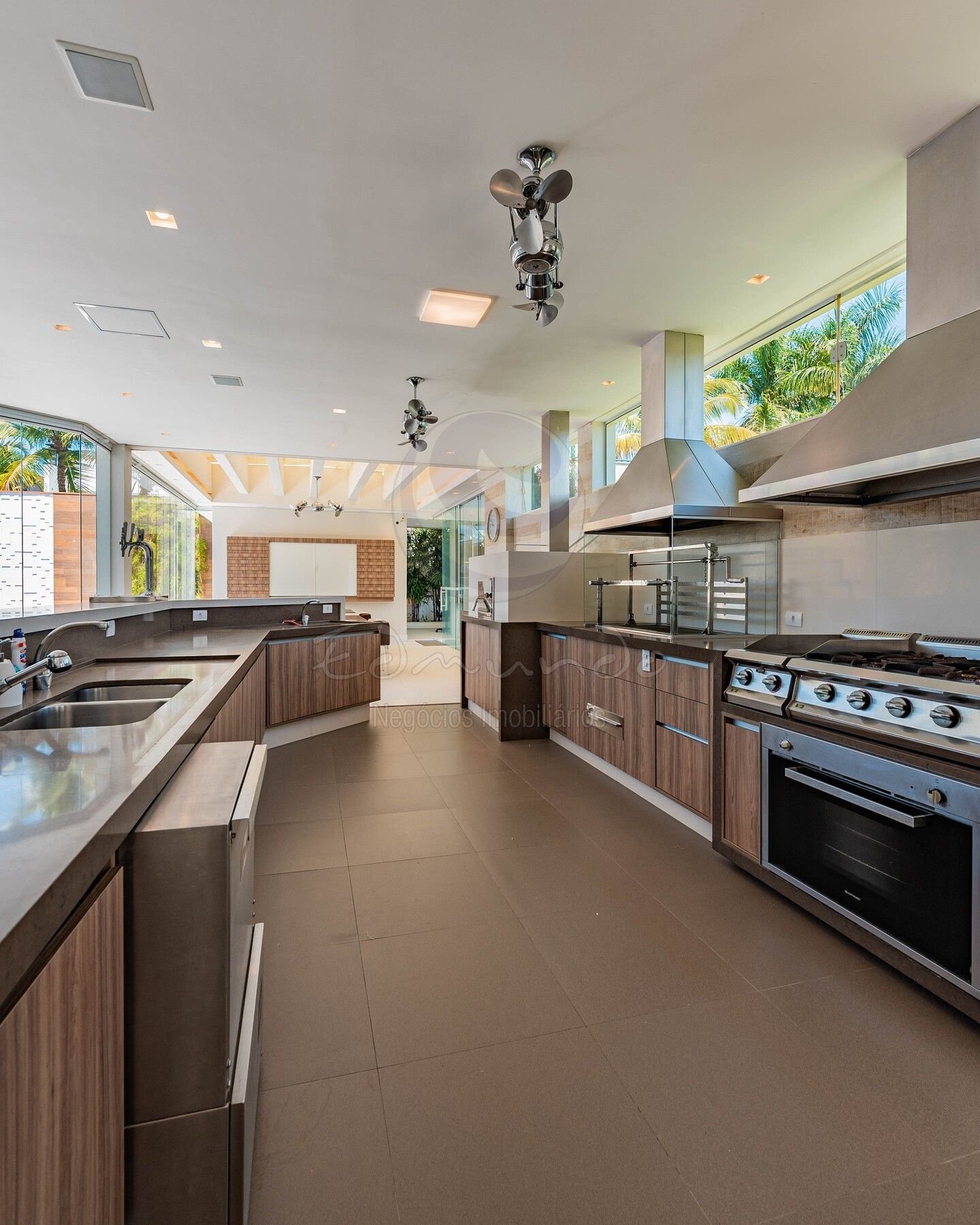 Casas de Luxo com Área Gourmet para Receber em Grande Estilo 6 Casas de Luxo com Área Gourmet para Receber em Grande Estilo